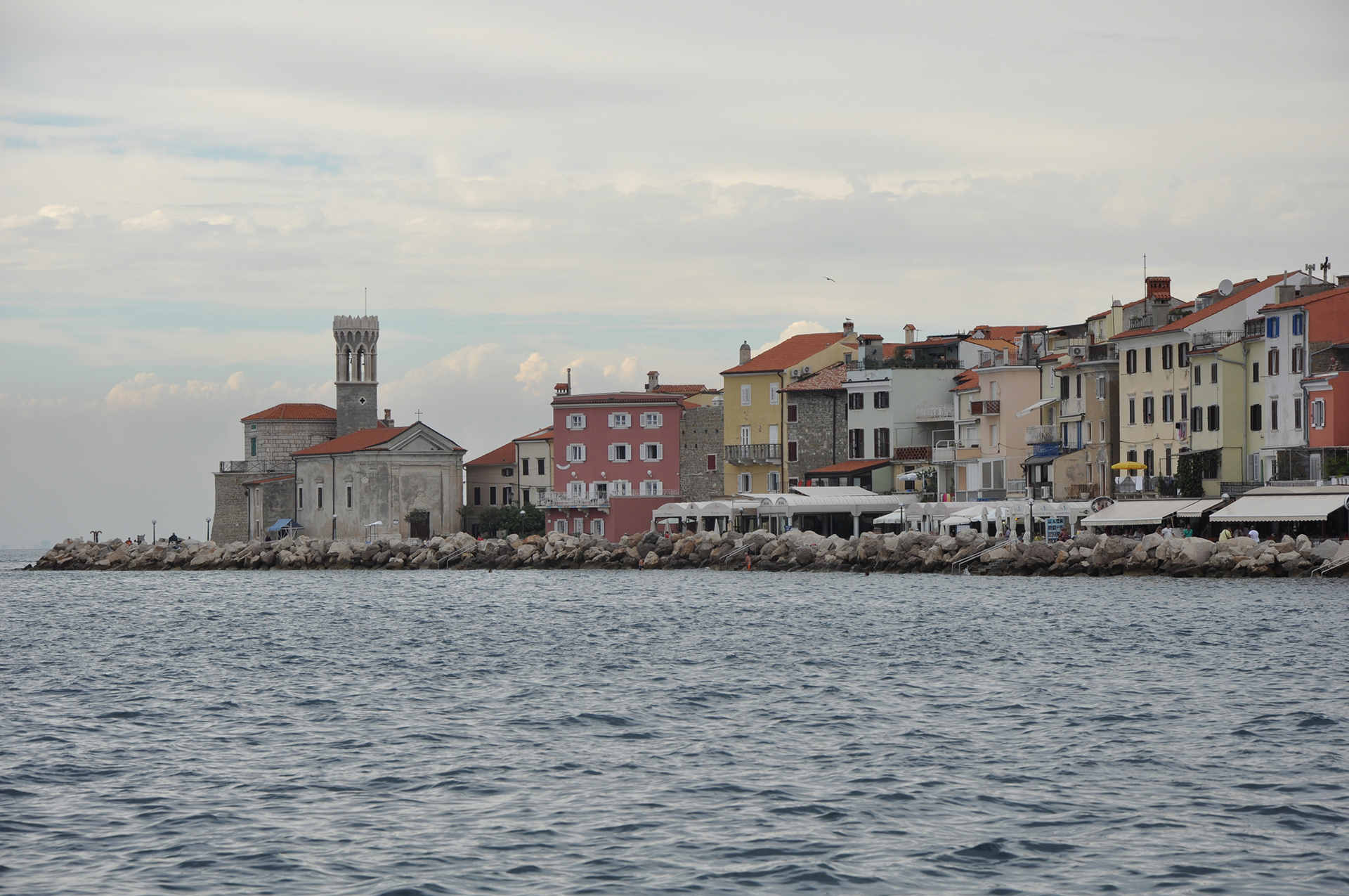 Słowenia - Piran nad Adriatykiem, widok na stare miasto i nabrzeże.