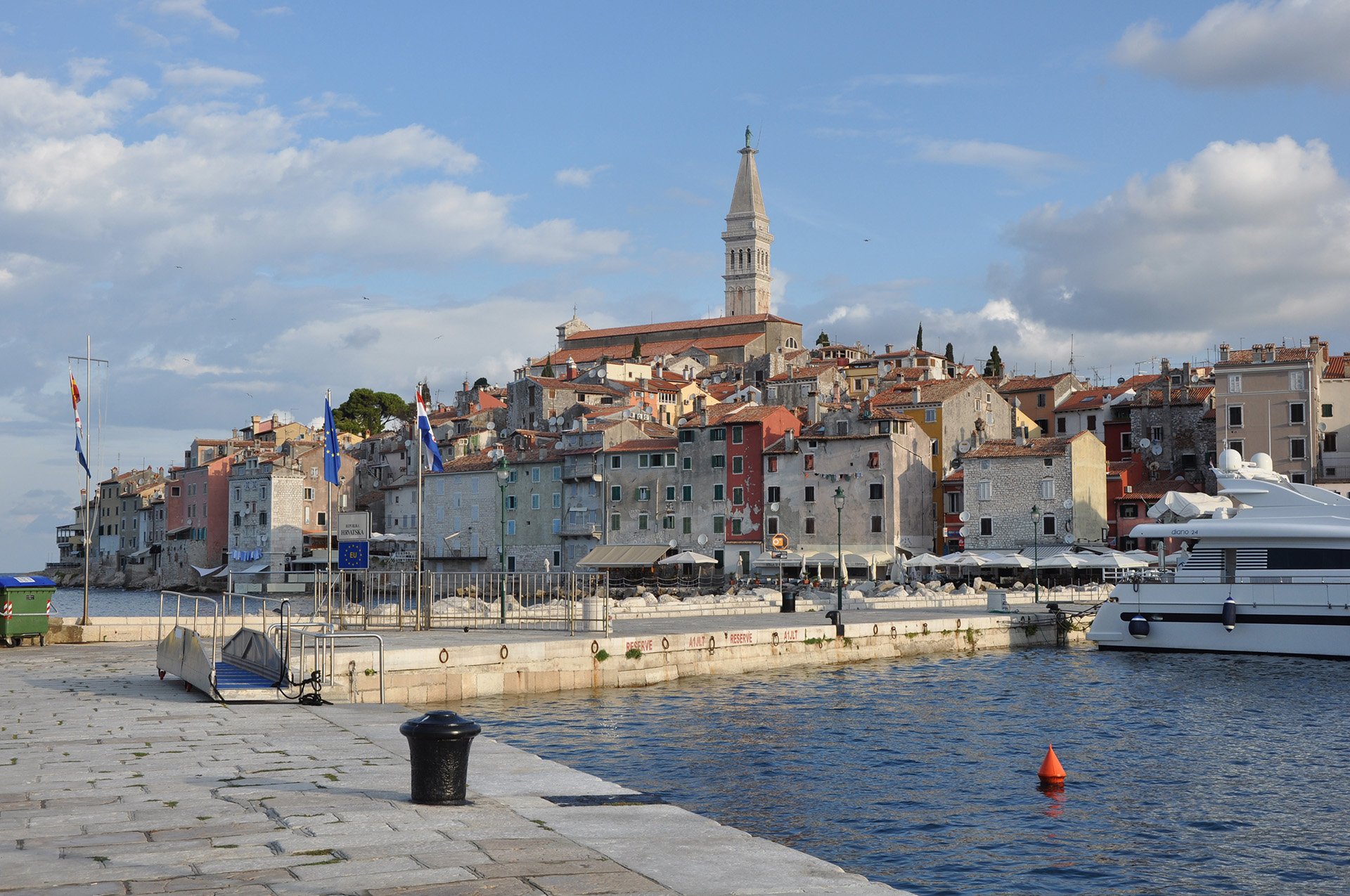 Chorwacja - Rovinj. Widok z nabrzeża na stare miasto i strzelistą wieżę.