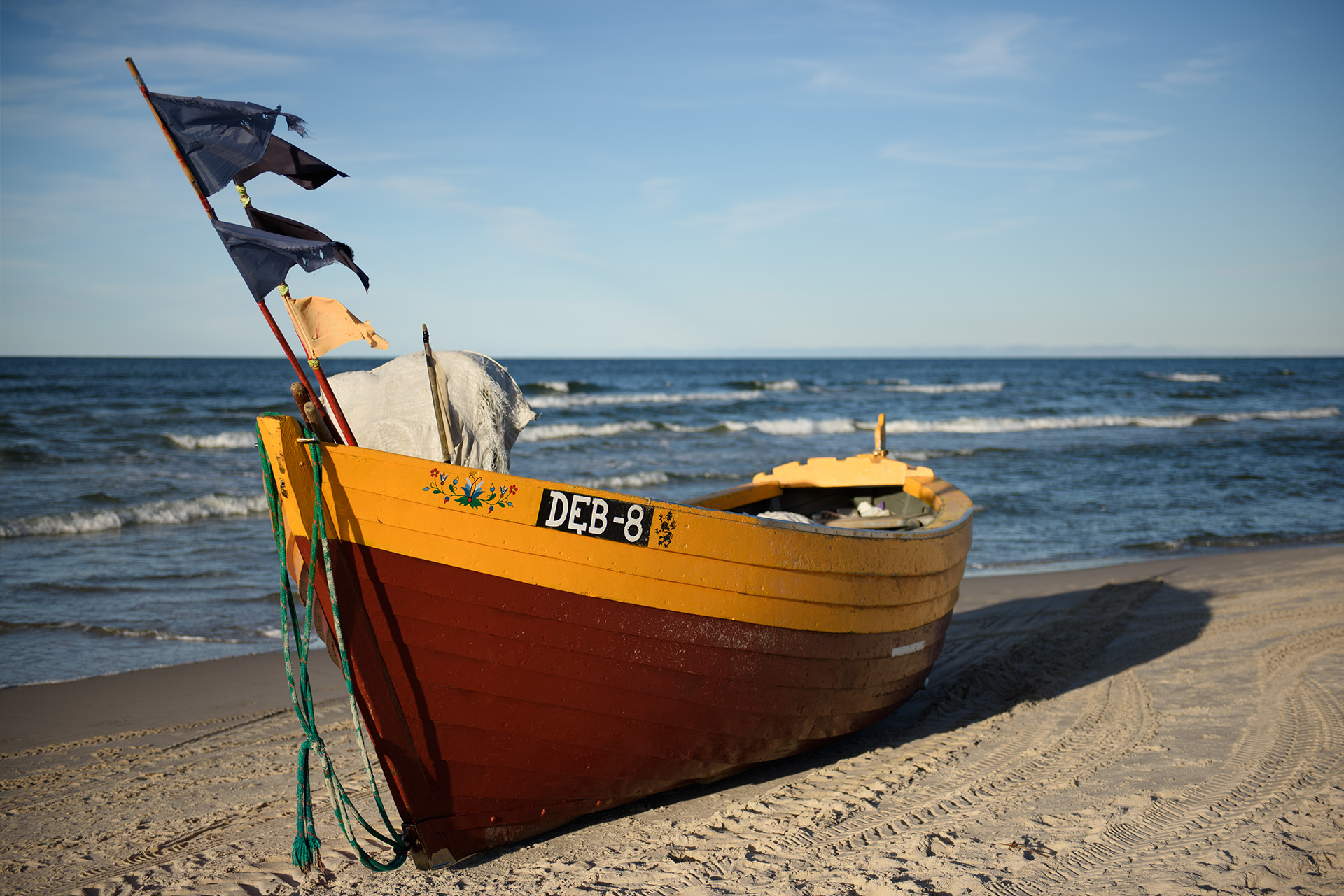 Plaża w Dębkach, drewniane rybackie kutry. Miejsca na zdjęcia.