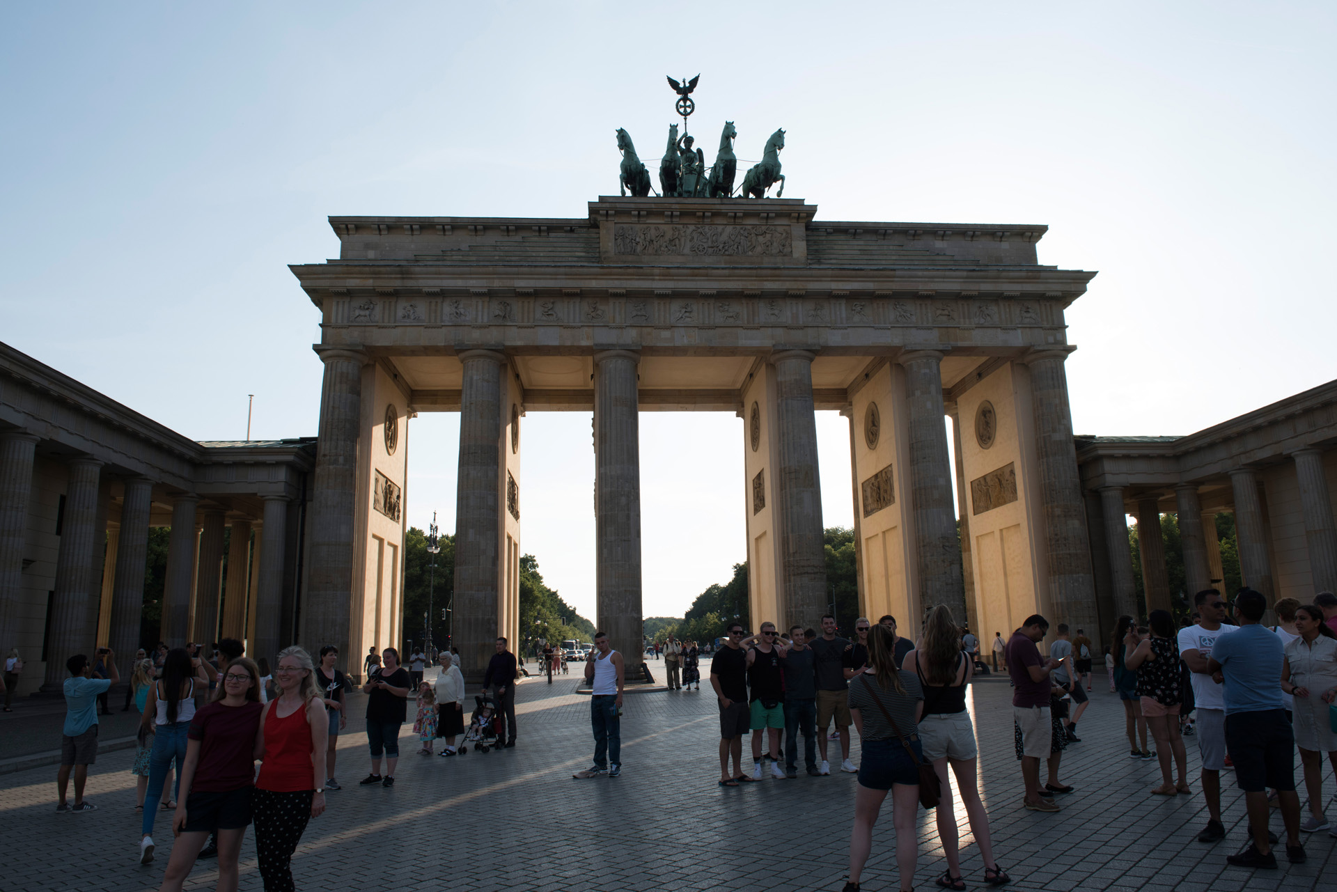 Niemcy, Berlin - Brama Brandenburska [Brandenburger Tor] o zachodzie słońca.