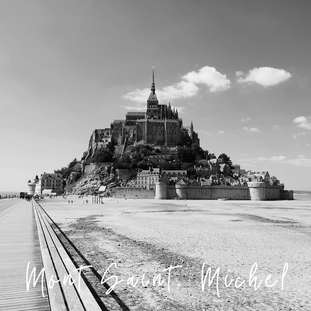 Francja - Zamek i opactwo Mont-Saint-Michel w Normadii w czasie odpływu. Kultowe miejsce na zdjęcia.